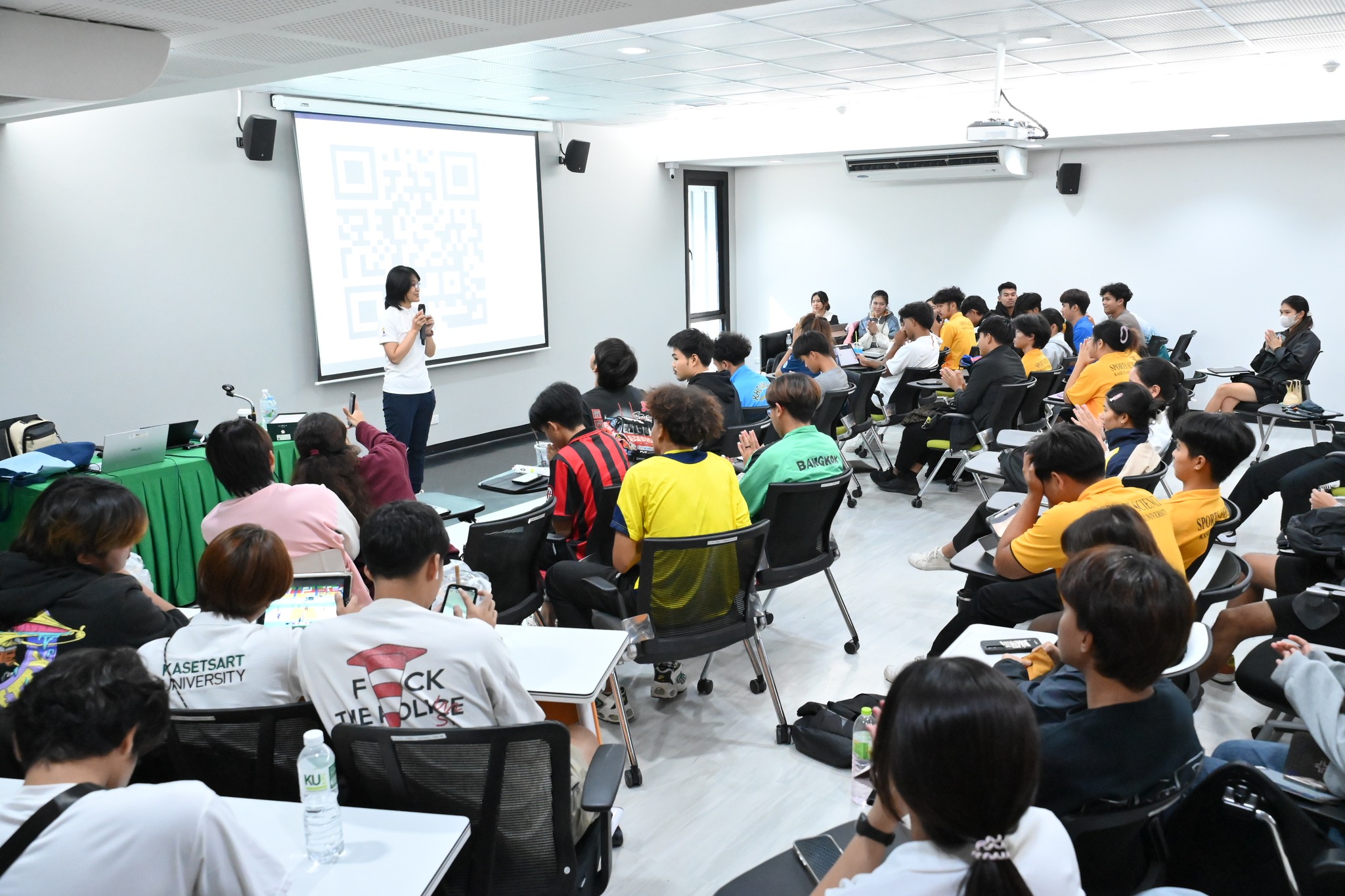 คณะวิทยาศาสตร์การกีฬาและสุขภาพจัดโครงการ &quot;พี่ช่วยน้องติว&quot; เพื่อเตรียมความพร้อมในวิชา Biochemistry และ Anatomy