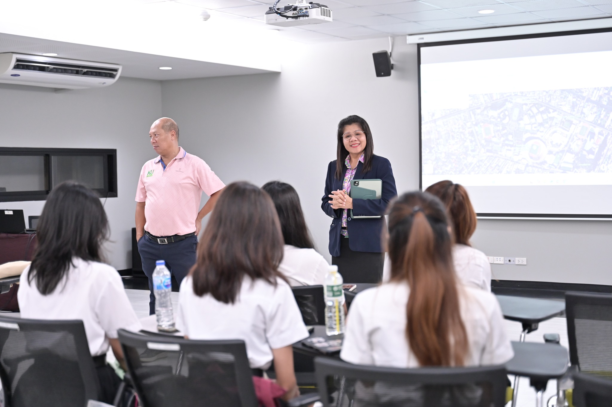 คณะวิทยาศาสตร์การกีฬาและสุขภาพ สัมภาษณ์นิสิตอาสาสมัครเพื่อคัดเลือกเป็นตัวแทนปฏิบัติงานในกีฬาซีเกมส์ 2025